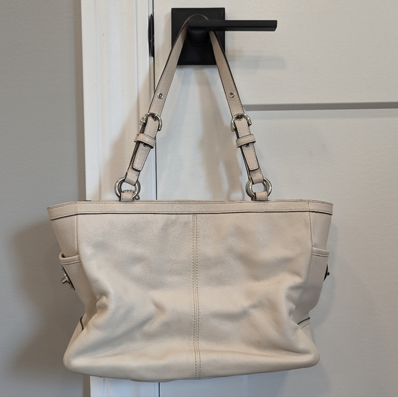 COACH East West Gallery Pleated Cream Leather Shoulder Tote Handbag - Picture 3 of 15